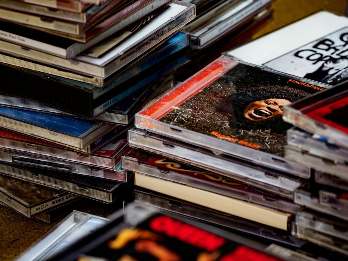 Verschiedene Alben und Musikhüllen in einer offenen Sammlung