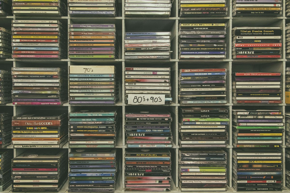 Musik-CDs in beschrifteten Fächern einer Sammlung