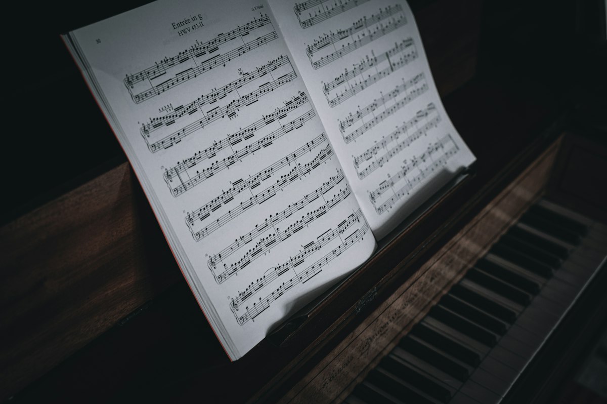 Aufgeschlagene Noten auf einem Klavier