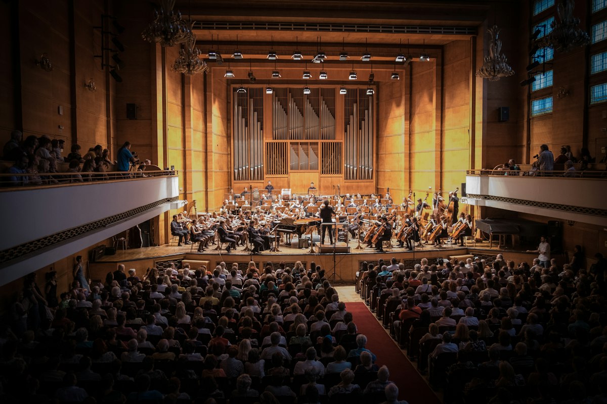Publikum und Orchester in einem Konzertsaal