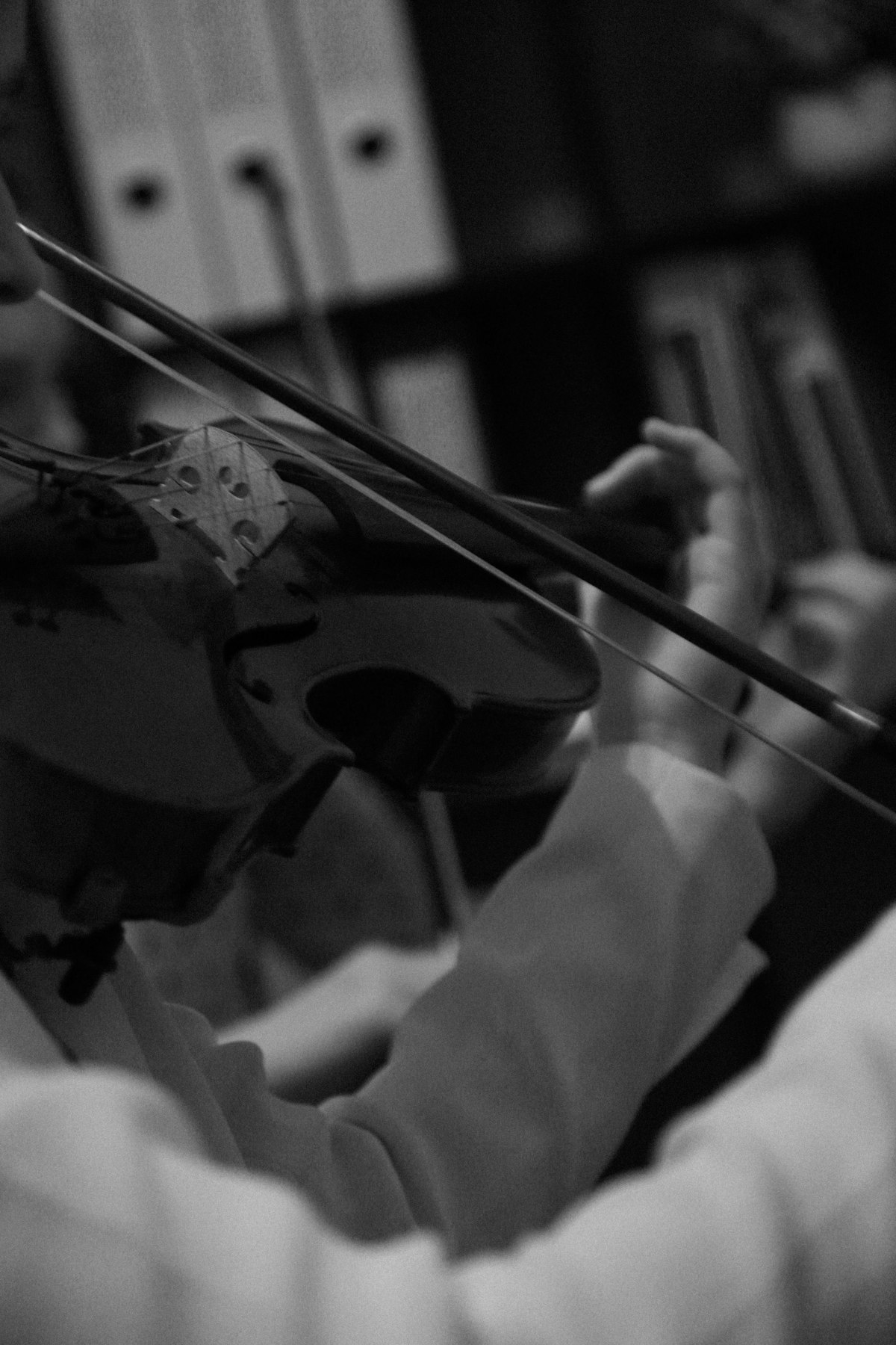 Nahaufnahme einer Violine während des Spiels