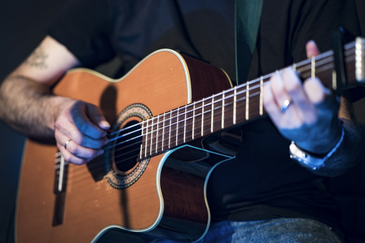 Akustikgitarre in einem ruhigen Innenraum