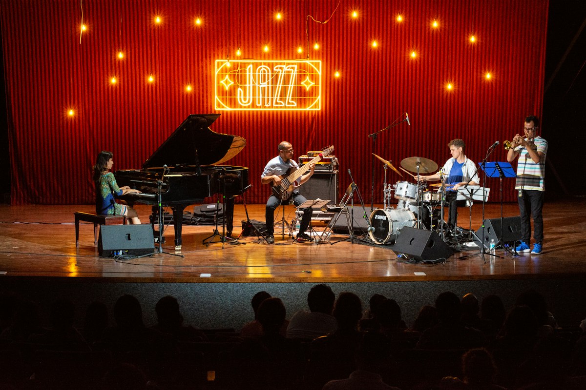 Jazzensemble mit Piano, Bass und Schlagzeug auf der Bühne