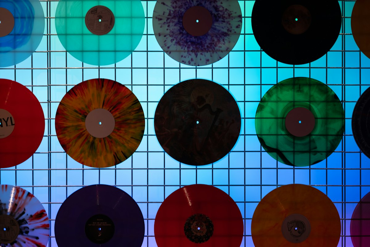 Farbige Schallplatten in einer geordneten Sammlung