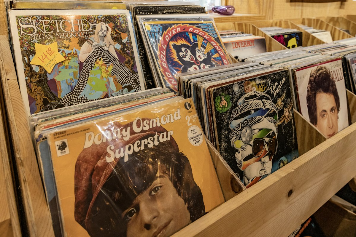 Plattenspieler und Plattenhüllen in einem Musikzimmer